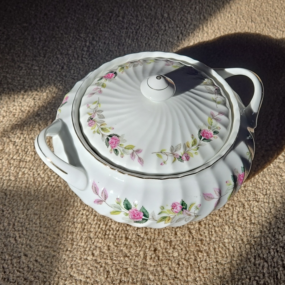 Creative Fine China Vegetable Bowl w/ Lid
